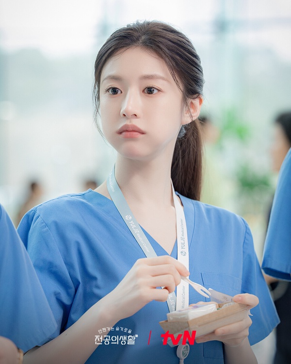 Netflix《機智住院醫生生活》演員介紹！高允貞和申詩雅都是怪物新人，她竟是百想影后