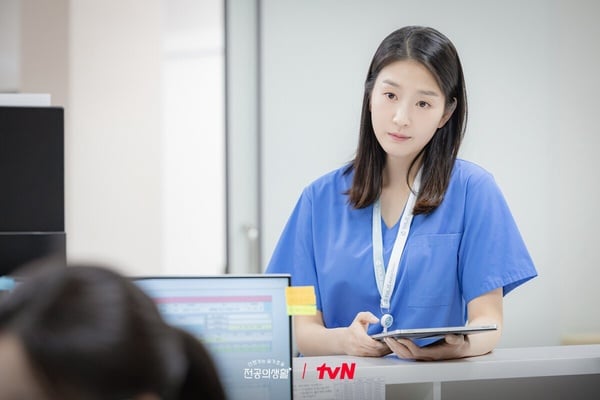 Netflix《機智住院醫生生活》演員介紹！高允貞和申詩雅都是怪物新人，她竟是百想影后
