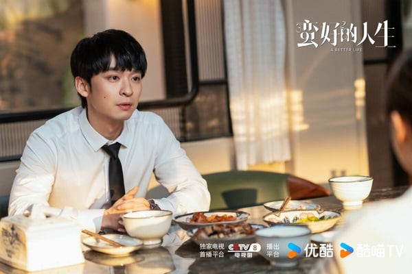 《蠻好的人生》劇照：胡曼黎與董子健飾演的章小魚的精彩對手戲