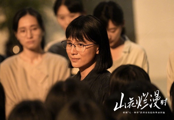山花爛漫時劇照：宋佳飾演張桂梅校長，充滿教育熱忱