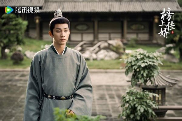 《榜上佳婿》劇情講述簡府千金簡明舒意外落崖失憶，卻因此躲過滅門慘案，並獲心上人陸徜救助，兩人相伴共赴京城考學。簡明舒一直對身份存疑，因而進入內宅探案解謎，意外獲得身世線索，而陸徜一直默默守護著她。