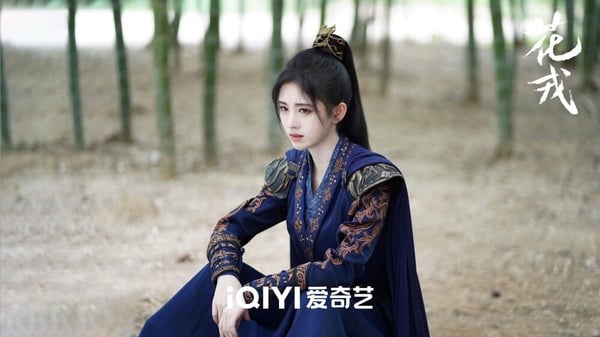 鞠婧禕主演的古裝劇花戎，講述鳳凰轉世與魔尊的愛情故事