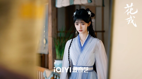 鞠婧禕在花戎中飾演魏枝，經歷三世情緣，造型多變