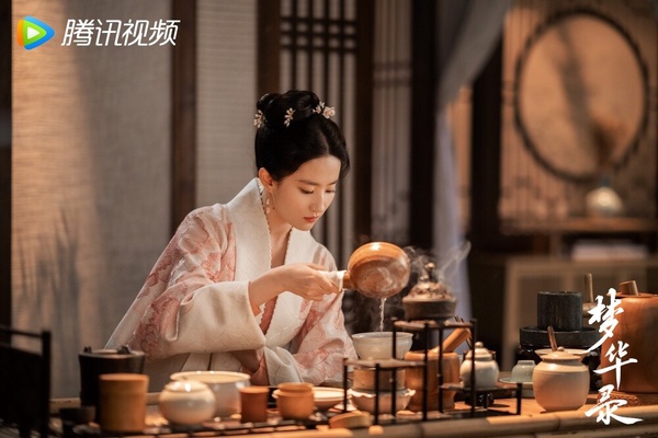 夢華錄劇照，趙盼兒在茶樓展現精明幹練的經商能力