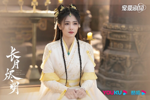 長月燼明劇照，白鹿飾演的黎蘇蘇/葉夕霧/桑酒，造型各異，性格鮮明
