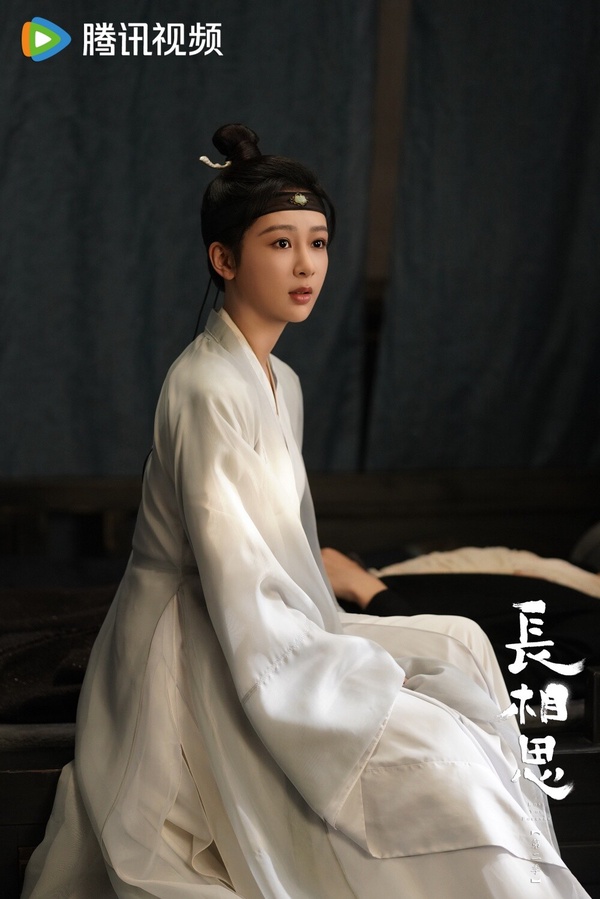 楊紫在長相思中飾演小夭/玟小六，一人分飾兩角，演技精湛