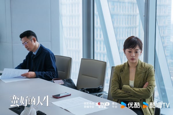 孫儷、董子健主演《蠻好的人生》劇照，孫儷展現幹練職場女性形象