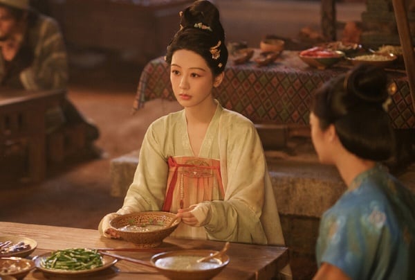 楊紫、李現二搭主演古裝劇《國色芳華》劇照，服飾華麗，場景精緻