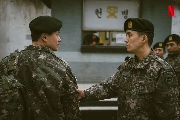 丁海寅、具教煥主演《D.P：逃兵追緝令》劇照，身穿軍裝執行任務