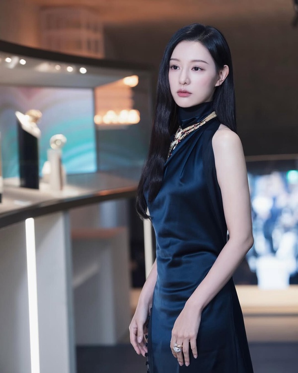 金智媛出席代言記者會，展現知性美麗的形象照