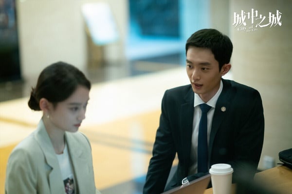 白宇帆、于和偉主演的金融反腐劇《城中之城》劇照