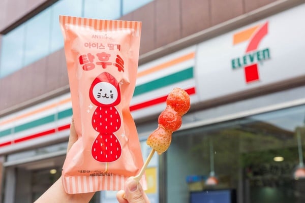  7-11 冰草莓糖葫蘆，韓國原裝進口，酸甜好滋味！