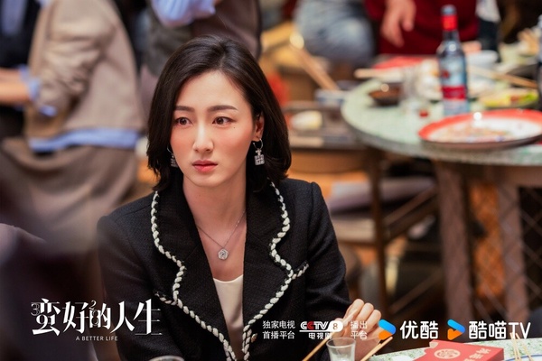 葉青在《蠻好的人生》飾演的是胡曼黎親手培養的徒弟「唐玲」，從一名美甲店打雜逆襲成保險總監