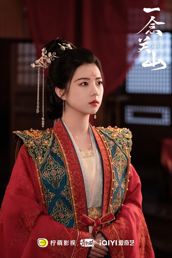 何藍逗 飾演《一念關山》裡女扮男裝的楊盈，換上女裝的她華麗美豔