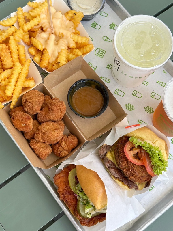 Shake Shack 招牌 Shack Burger 牛肉起司漢堡，肉汁豐沛，配料豐富