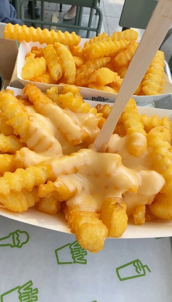 Shake Shack 酥脆金黃的薯條，搭配特製醬料，經典美味