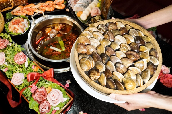 新馬辣經典麻辣鍋 Plus+ XXL 大蛤蜊，和牛，鮑魚等食材。