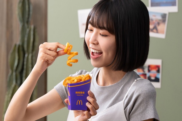 手持麥當勞「捲捲薯條」，方便食用的同時更添食慾