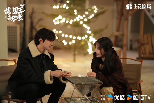 虞書欣主演的《噓，國王在冬眠》接檔《難哄》，這是漫畫家vs.滑雪選手的愛情故事，劇情就是一般小甜劇的套路，沒有太多跌宕起伏，但滿滿高糖。加上又有頂流95花虞書欣，讓《噓，國王在冬眠》的話題始終不低。