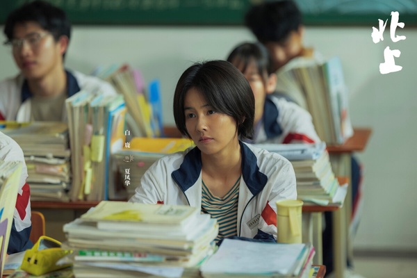 《北上》是白鹿難得嘗試的正劇，這不是《長月燼明》、《以愛為營》那種偶像劇，故事講述在運河邊長大的年輕人成長、北上創業的故事。《北上》原著小說曾獲得茅盾文學獎，導演和編劇都推出過不少高評作品，劇集評價也很好，豆瓣評分高達7.0。