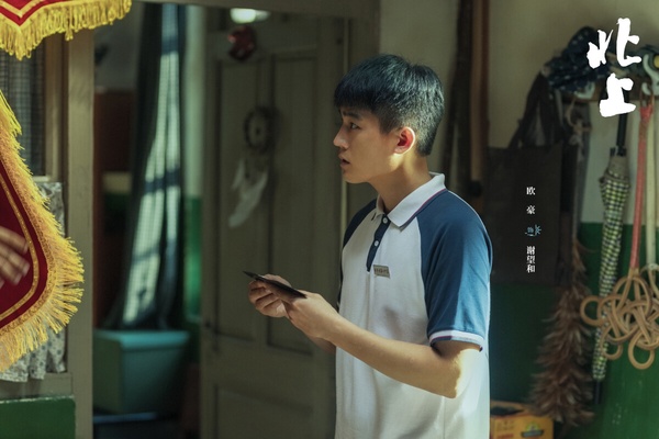 《北上》是白鹿難得嘗試的正劇，這不是《長月燼明》、《以愛為營》那種偶像劇，故事講述在運河邊長大的年輕人成長、北上創業的故事。《北上》原著小說曾獲得茅盾文學獎，導演和編劇都推出過不少高評作品，劇集評價也很好，豆瓣評分高達7.0。