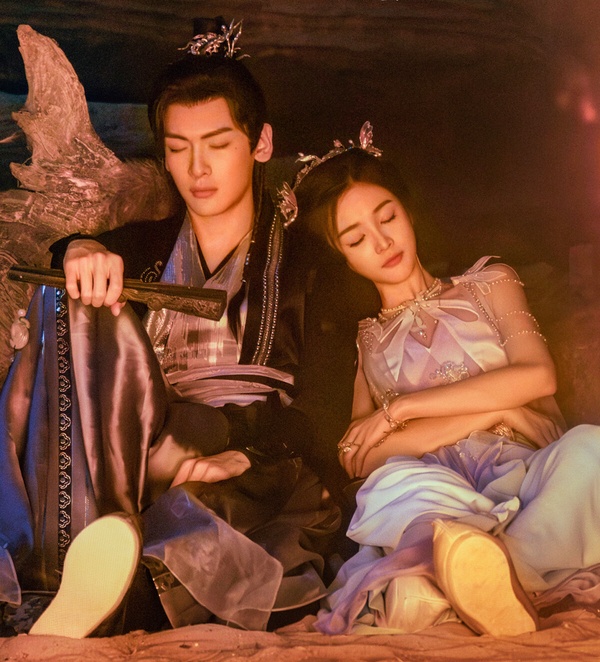 《淮水竹亭》原名《狐妖小紅娘：竹業篇》，和楊冪的《月紅篇》、成毅的《王權篇》為姊妹作，共用同個世界觀。《淮水竹亭》首播評價比楊冪的《月紅篇》更好，節奏比較高潮迭起，而且劉詩詩和張雲龍演虐戀戲還滿帶感。不只兩位主角，這部劇還找來了《難哄》章若楠、《九重紫》孟子義、《永夜星河》丁禹兮一堆人氣演員客串呢！衝著這配角群，《淮水竹亭》很值得一追啊！