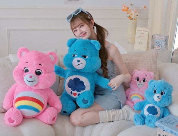7-11「Care Bears」集點！絨毛吊飾、三用翻轉抱枕、登機箱、招財貓公仔等35款一次看