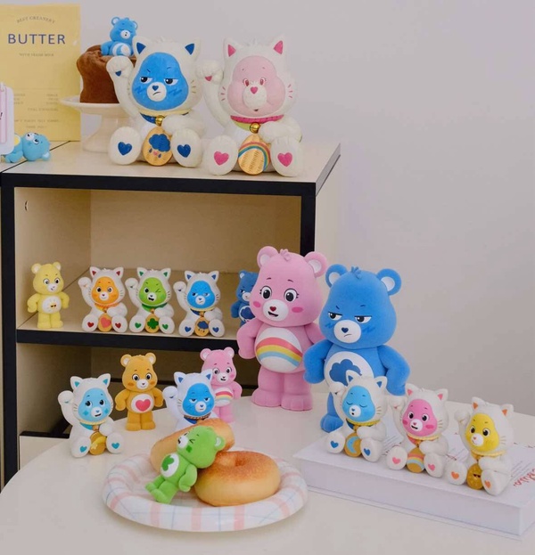 7-11「Care Bears」集點！絨毛吊飾、三用翻轉抱枕、登機箱、招財貓公仔等35款一次看