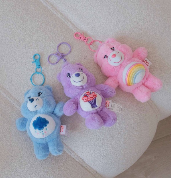 7-11「Care Bears」集點！絨毛吊飾、三用翻轉抱枕、登機箱、招財貓公仔等35款一次看