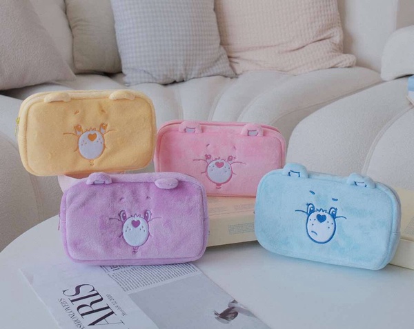 7-11「Care Bears」集點！絨毛吊飾、三用翻轉抱枕、登機箱、招財貓公仔等35款一次看