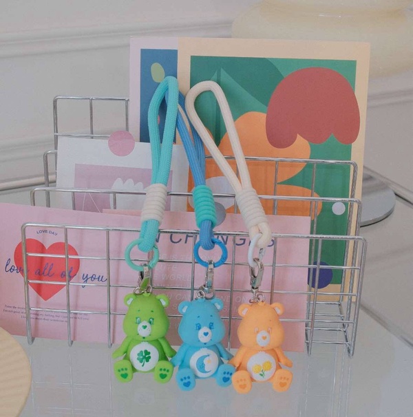 7-11「Care Bears」集點！絨毛吊飾、三用翻轉抱枕、登機箱、招財貓公仔等35款一次看