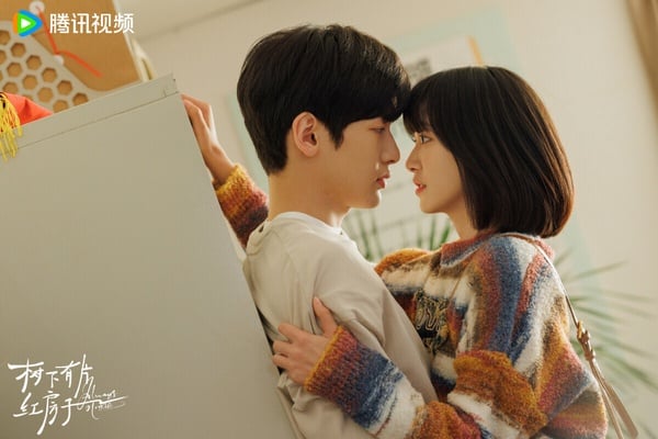 《樹下有片紅房子》講述關於友情、愛情和成長的故事。