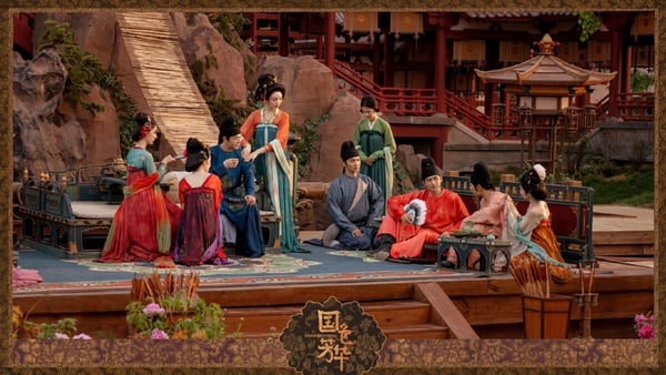 《國色芳華》劇照，展現華麗的服飾和場景。
