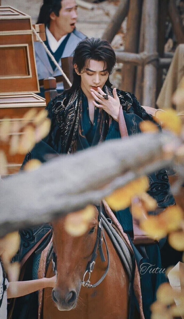 《雲起時》路透照曝光，鄧為的扮相引發熱議。