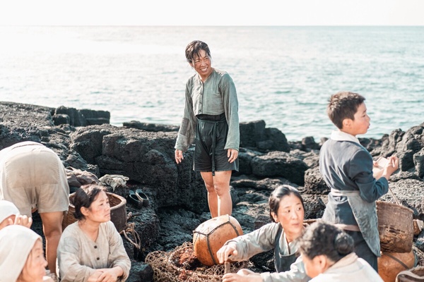 廉惠蘭在《苦盡柑來遇見你》中飾演 IU 的媽媽全光禮。