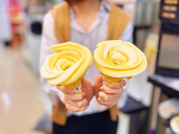 全家便利商店「母親節優惠」：全家限定開賣「玫瑰花造型霜淇淋」還有買一送一