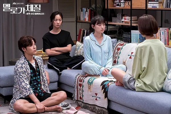 千玗嬉、全汝彬等主演於《浪漫的體質》劇照，展現三十歲女性的生活。