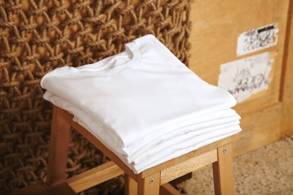 衣服出現黃斑、泛黃怎麼辦？超實用5招清潔方法，白色衣服從此潔白不發黃，白得很有感