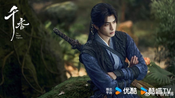 宋威龍眼神深邃，舉手投足間盡顯貴氣。