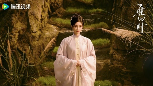 女團出身的許佳琪，出演過不少古裝劇，包含《如意芳霏》、《幻樂森林》等，而這次客串出演《雁回時》，飾演少年時期的阮惜文，雖然戲份只有短短的一分鐘，而且沒有任何一句台詞，但在劇中充滿故事感的回眸，被劇迷們大讚是有效客串