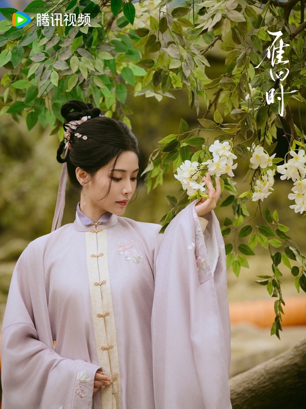 女團出身的許佳琪，出演過不少古裝劇，包含《如意芳霏》、《幻樂森林》等，而這次客串出演《雁回時》，飾演少年時期的阮惜文，雖然戲份只有短短的一分鐘，而且沒有任何一句台詞，但在劇中充滿故事感的回眸，被劇迷們大讚是有效客串