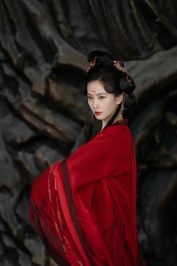 劉詩詩也是網友們公認的古裝美人，每次演古裝劇，都能在網上獲得許多好評！從《步步驚心》的清裝、《風中奇緣》漢朝古裝，到近年《一念關山》的女俠造型，和《淮水竹亭》的仙俠造型，劉詩詩的古裝就沒醜過！