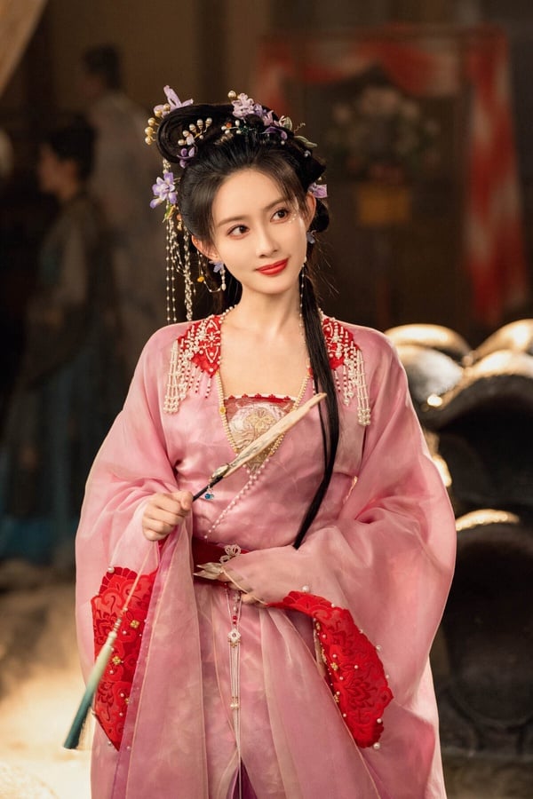 去年孟子義主演古裝劇《九重紫》，劇集廣受好評，孟子義本人也一直是深受大家推崇的古裝美人。孟子義的五官立體，特別適合華麗、繁複的古裝造型，而今年孟子義也特別客串了《淮水竹亭》，是演面具團老五青木媛，和丁禹兮有感情線。