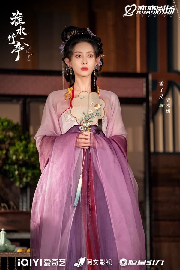去年孟子義主演古裝劇《九重紫》，劇集廣受好評，孟子義本人也一直是深受大家推崇的古裝美人。孟子義的五官立體，特別適合華麗、繁複的古裝造型，而今年孟子義也特別客串了《淮水竹亭》，是演面具團老五青木媛，和丁禹兮有感情線。