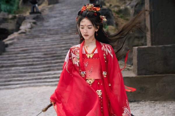 今年憑《難哄》爆紅的章若楠，換上古裝也是個大美女啊！章若楠也客串了《淮水竹亭》，飾演配角「楊厭」。她是東方淮竹的好友，也是楊一嘆的姑姑！