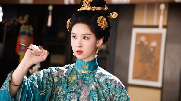 陳都靈自從《長月燼明》後，就成為公認的古裝女神，在《永夜星河》、《狐妖小紅娘：月紅篇》、《蓮花樓》客串，古裝扮相都獲好評。而今年陳都靈主演重生小說改編的古裝劇《雁回時》，造型依然美！《雁回時》的劇組很給力，準備了高達30套以上明代風格的訂製及飾品，穿在陳都靈身上很顯華麗貴氣。