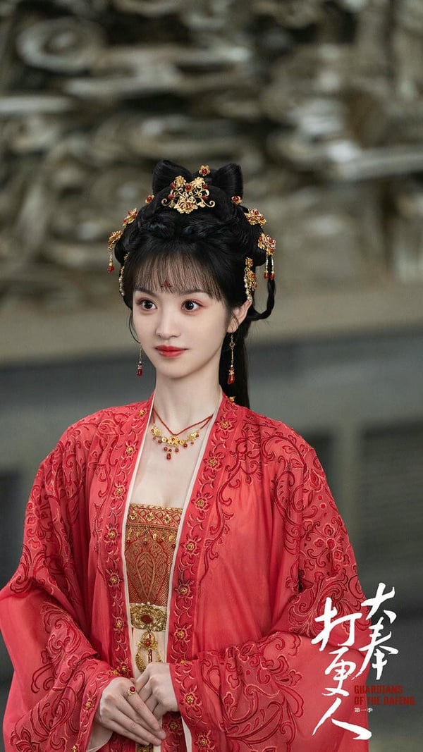 田曦薇也是95後公認的高顏值美女，今年她在《大奉打更人》飾演的是大奉元景帝的二公主「臨安」，個性天真爛漫，深受父親的寵愛。與許七安相識後，臨安逐漸對他產生信任，兩人之間的感情也隨之加深。