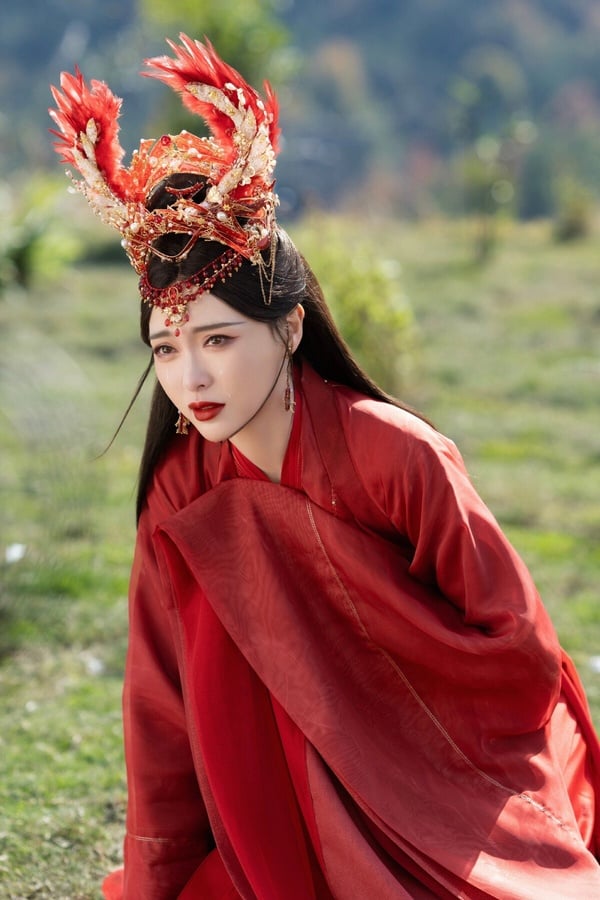 《念無雙》是唐嫣時隔多年又演的仙俠劇，劇情口碑其實不錯，故事有新意，不是大家想像中的無聊古偶，可惜造型質感真的太拉垮了！當初《念無雙》劇照一曝光，大家都在吐槽唐嫣的造型，頭套設計得不好看，造型也沒有半點仙氣，明明唐嫣那麼美，但《念無雙》的造型卻很拉低顏值。