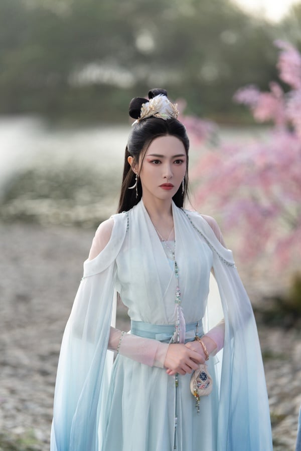 《念無雙》是唐嫣時隔多年又演的仙俠劇，劇情口碑其實不錯，故事有新意，不是大家想像中的無聊古偶，可惜造型質感真的太拉垮了！當初《念無雙》劇照一曝光，大家都在吐槽唐嫣的造型，頭套設計得不好看，造型也沒有半點仙氣，明明唐嫣那麼美，但《念無雙》的造型卻很拉低顏值。
