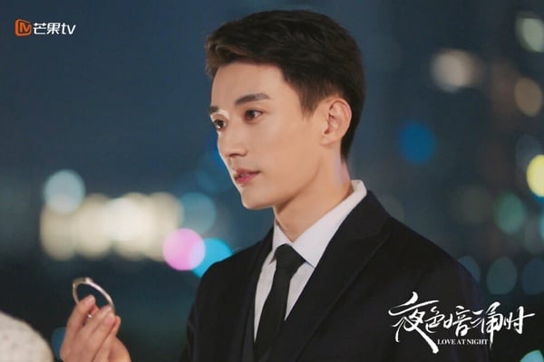 劉學義在《夜色暗湧時》中飾演霸道總裁，展現時裝魅力